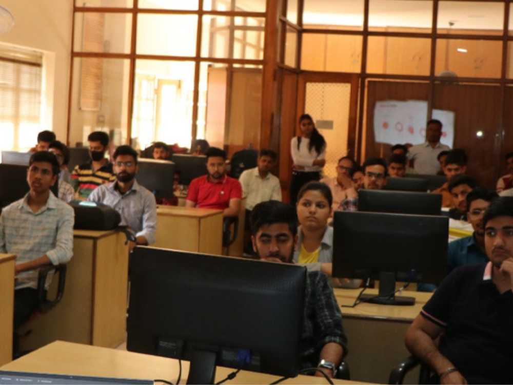 Growth Hacking and Hackathon Mentorship at DAV College